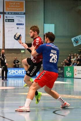 Lübeck, 12. November 2017 Handball, Saison 2017 2018, 2. Bundesliga, VfL Lübeck-Schwartau - Wilhelmshavener HV: Claasen, Tim (Nr. 28 VfL Luebeck-Schwartau) und Kozul (Nr. 29 Wilhelmshavener HV) im Zweikampf