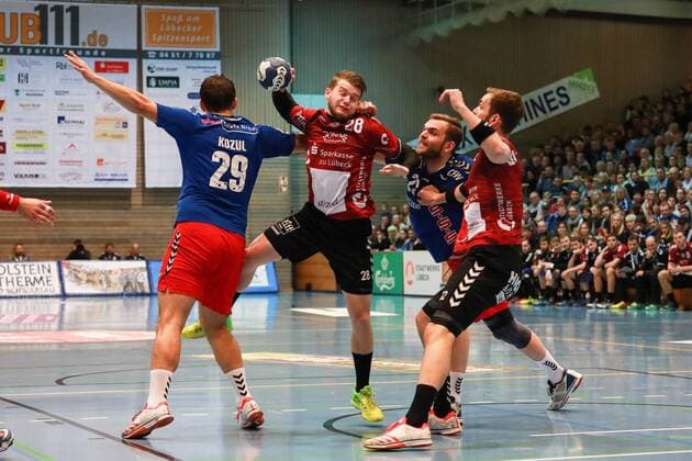 Lübeck, 12. November 2017 Handball, Saison 2017 2018, 2. Bundesliga, VfL Lübeck-Schwartau - Wilhelmshavener HV: Wurf von Claasen, Tim (Nr. 28 VfL Luebeck-Schwartau)