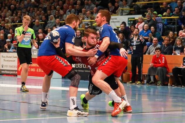 Lübeck, 12. November 2017 Handball, Saison 2017 2018, 2. Bundesliga, VfL Lübeck-Schwartau - Wilhelmshavener HV: Claasen, Tim (Nr. 28 VfL Luebeck-Schwartau) setz sich gegen 2 Wilhelmsahener Durch