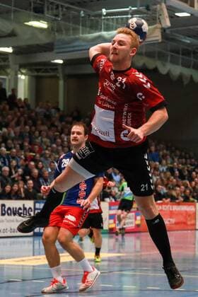 Lübeck, 12. November 2017 Handball, Saison 2017 2018, 2. Bundesliga, VfL Lübeck-Schwartau - Wilhelmshavener HV: Wurf von Damm, Sebastian (Nr. 21 VfL Luebeck-Schwartau)