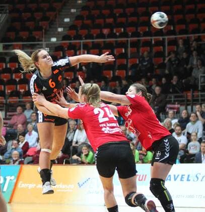 Bilder des Tages - SPORT Anouk Nieuwenweg (Bad Wildungen 6) wirft auf das Tor, Anouk van de Wiel (Leverkusen 24) und Jennifer Rode (Leverkusen 43) versuchen den Wurf zu blocken beim Spiel Bayer 04 Leverkusen vs. Bad Wildungen Vipers, Handball, Damen, 1. Bundesliga, 12.11.2017 Leverkusen Copyright: xHommes Eibner-Pressefotox EP_MHS