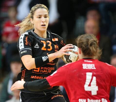 Laura Vasilescu (Bad Wildungen 23) laeuft Anna Seidel (Leverkusen 4) an beim Spiel Bayer 04 Leverkusen vs. Bad Wildungen Vipers, Handball, Damen, 1. Bundesliga, 12.11.2017 Leverkusen Copyright: xHommes Eibner-Pressefotox EP_MHS