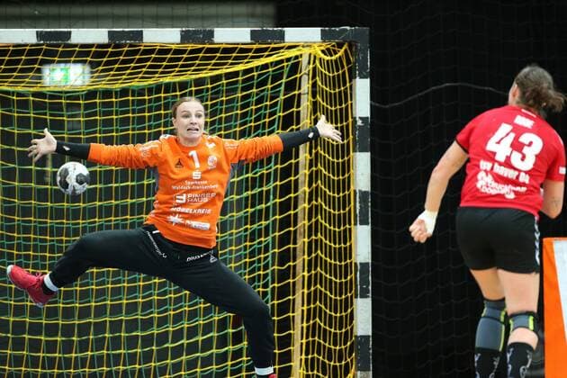 Rinka Duijnadam (Bad Wildungen 1) haelt den Wurf von Jennifer Rode (Leverkusen 43) beim Spiel Bayer 04 Leverkusen vs. Bad Wildungen Vipers, Handball, Damen, 1. Bundesliga, 12.11.2017 Leverkusen Copyright: xHommes Eibner-Pressefotox EP_MHS