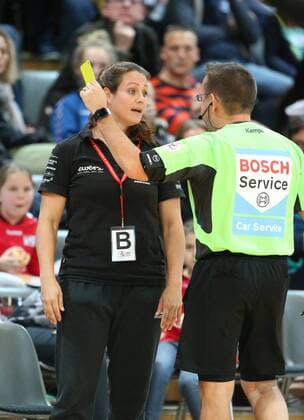 Trainerin Tessa Bremmer (Bad Wildungen) sieht die gelbe Karte beim Spiel Bayer 04 Leverkusen vs. Bad Wildungen Vipers, Handball, Damen, 1. Bundesliga, 12.11.2017 Leverkusen Copyright: xHommes Eibner-Pressefotox EP_MHS