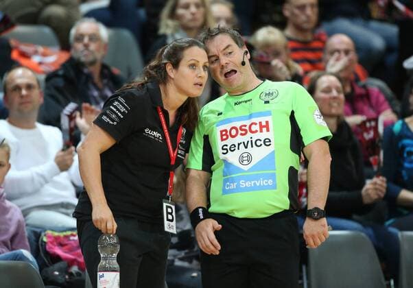 Trainerin Tessa Bremmer (Bad Wildungen) diskutiert mit dem Schiedsrichter beim Spiel Bayer 04 Leverkusen vs. Bad Wildungen Vipers, Handball, Damen, 1. Bundesliga, 12.11.2017 Leverkusen Copyright: xHommes Eibner-Pressefotox EP_MHS