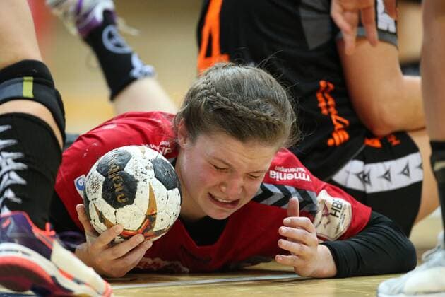 Franziska Mietzner (Leverkusen 6) liegt mit schmerzverzerrtem Gesicht am Boden beim Spiel Bayer 04 Leverkusen vs. Bad Wildungen Vipers, Handball, Damen, 1. Bundesliga, 12.11.2017 Leverkusen Copyright: xHommes Eibner-Pressefotox EP_MHS