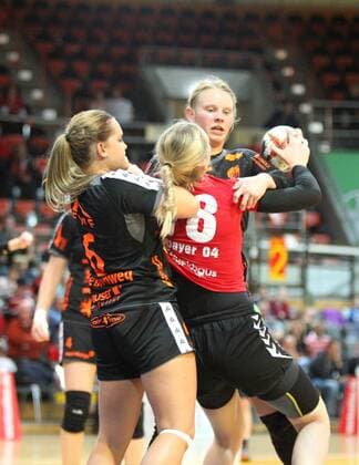 Anouk Nieuwenweg (Bad Wildungen 6) und Tamara Haggerty (Bad Wildungen 5) blocken den Angriff von Kim Berndt (Leverkusen 18) beim Spiel Bayer 04 Leverkusen vs. Bad Wildungen Vipers, Handball, Damen, 1. Bundesliga, 12.11.2017 Leverkusen Copyright: xHommes Eibner-Pressefotox EP_MHS