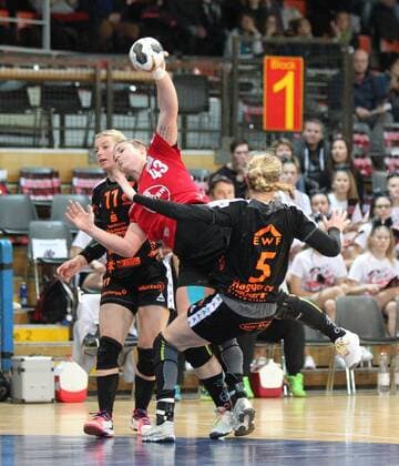 Miranda Schmidt-Robben (Bad Wildungen 11) und Tamara Haggerty (Bad Wildungen 5) versuchen den Angriff von Jennifer Rode (Leverkusen 43) zu blocken beim Spiel Bayer 04 Leverkusen vs. Bad Wildungen Vipers, Handball, Damen, 1. Bundesliga, 12.11.2017 Leverkusen Copyright: xHommes Eibner-Pressefotox EP_MHS