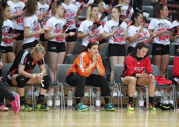 v.l. Sabine Heusdens (Bad Wildungen 4), Manuela Bruetsch (Bad Wildungen 12) und Mariel Beugels (Bad Wildungen 16) sitzen nach dem Spiel enttaeuscht auf der Bank beim Spiel Bayer 04 Leverkusen vs. Bad Wildungen Vipers, Handball, Damen, 1. Bundesliga, 12.11.2017 Leverkusen Copyright: xHommes Eibner-Pressefotox EP_MHS