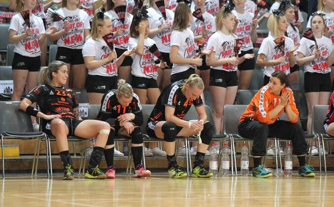 v.l. Laura Vasilescu (Bad Wildungen 23), Miranda Schmidt-Robben (Bad Wildungen 11), Sabine Heusdens (Bad Wildungen 4) und Manuela Bruetsch (Bad Wildungen 12) sitzen nach dem Spiel enttaeuscht auf dem Feld beim Spiel Bayer 04 Leverkusen vs. Bad Wildungen Vipers, Handball, Damen, 1. Bundesliga, 12.11.2017 Leverkusen Copyright: xHommes Eibner-Pressefotox EP_MHS