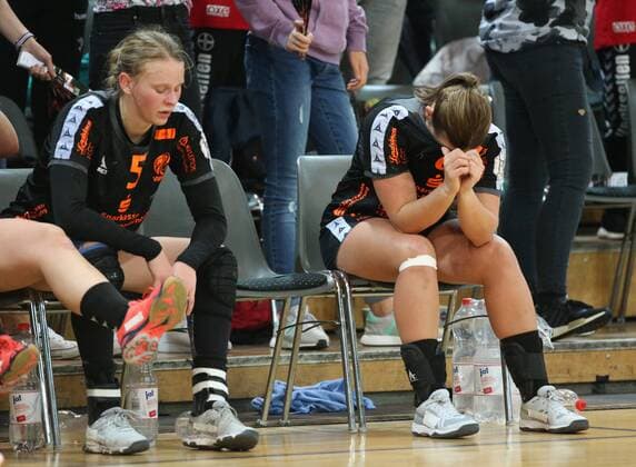 Tamara Haggerty (Bad Wildungen 5) und Mariel Beugels (Bad Wildungen 16) sitzen nach dem Spiel enttaeuscht auf der Bank beim Spiel Bayer 04 Leverkusen vs. Bad Wildungen Vipers, Handball, Damen, 1. Bundesliga, 12.11.2017 Leverkusen Copyright: xHommes Eibner-Pressefotox EP_MHS