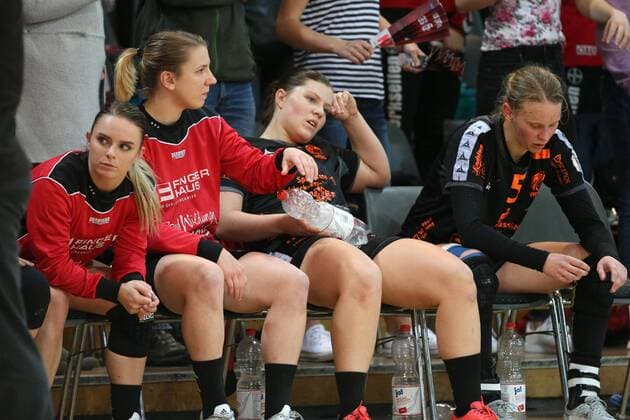 Die Spielerinnen von Bad Wildungen Vipers sitzen nach dem Spiel enttaeuscht auf der Bank beim Spiel Bayer 04 Leverkusen vs. Bad Wildungen Vipers, Handball, Damen, 1. Bundesliga, 12.11.2017 Leverkusen Copyright: xHommes Eibner-Pressefotox EP_MHS