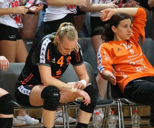Sabine Heusdens (Bad Wildungen 4) und Manuela Bruetsch (Bad Wildungen 12) sitzen nach dem Spiel enttaeuscht auf der Bank beim Spiel Bayer 04 Leverkusen vs. Bad Wildungen Vipers, Handball, Damen, 1. Bundesliga, 12.11.2017 Leverkusen Copyright: xHommes Eibner-Pressefotox EP_MHS