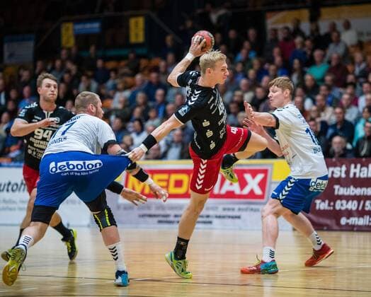Julian Posse 48 vom ASV Hamm-Westfalen am Ball und Hose von Libor Hanisch 17 of Dessau-Rosslauer HV 06 mit (l) Johannes Wasielewskie 18 of Dessau-Rosslauer HV 06 waehrend der DKB Handball 2. Bundesliga Begegnung zwischen Dessau-Rosslauer HV 06 und ASV Hamm-Westfalen in der Anhalt Arena am November 12, 2017 in Bauhausstadt Dessau, Sachsen Anhalt, Germany (Photo by Hartmut Boesener Eibner) Bauhausstadt Dessau Copyright: xEibner-Pressefoto HartmutxBoesenerx EP_BOE