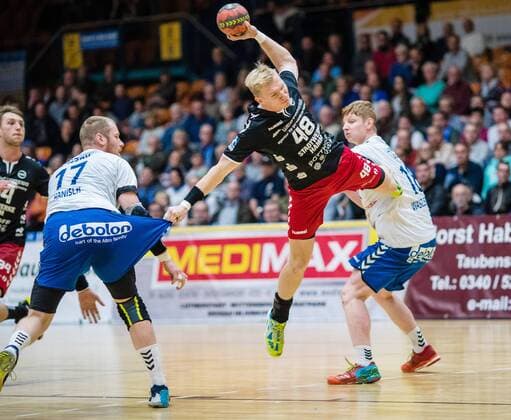 Julian Posse 48 vom ASV Hamm-Westfalen am Ball und Hose von Libor Hanisch 17 of Dessau-Rosslauer HV 06 mit (l) Johannes Wasielewskie 18 of Dessau-Rosslauer HV 06 waehrend der DKB Handball 2. Bundesliga Begegnung zwischen Dessau-Rosslauer HV 06 und ASV Hamm-Westfalen in der Anhalt Arena am November 12, 2017 in Bauhausstadt Dessau, Sachsen Anhalt, Germany (Photo by Hartmut Boesener Eibner) Bauhausstadt Dessau Copyright: xEibner-Pressefoto HartmutxBoesenx EP_BOE