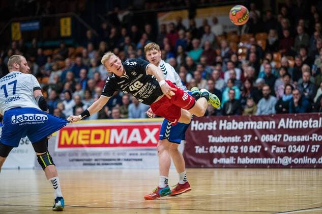 Julian Posse 48 vom ASV Hamm-Westfalen am Ball und Hose von Libor Hanisch 17 of Dessau-Rosslauer HV 06 mit (l) Johannes Wasielewskie 18 of Dessau-Rosslauer HV 06 waehrend der DKB Handball 2. Bundesliga Begegnung zwischen Dessau-Rosslauer HV 06 und ASV Hamm-Westfalen in der Anhalt Arena am November 12, 2017 in Bauhausstadt Dessau, Sachsen Anhalt, Germany (Photo by Hartmut Boesener Eibner) Bauhausstadt Dessau Copyright: xEibner-Pressefoto HartmutxBoesenerx EP_BOE