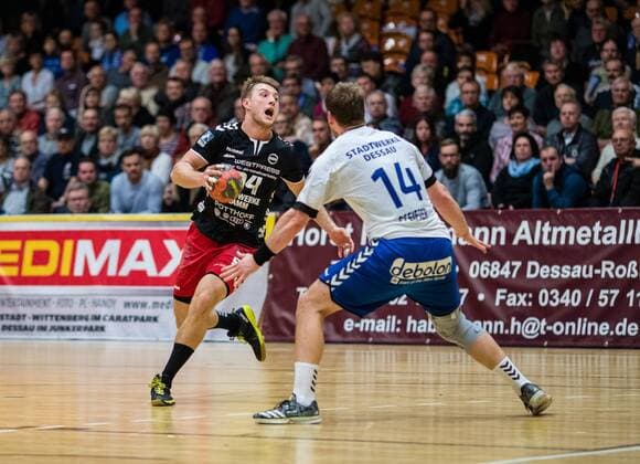 Christoph Neuhold 94 vom ASV Hamm-Westfalen am Ball mit Florian Pfeiffer 14 of Dessau-Rosslauer HV 06 waehrend der DKB Handball 2. Bundesliga Begegnung zwischen Dessau-Rosslauer HV 06 und ASV Hamm-Westfalen in der Anhalt Arena am November 12, 2017 in Bauhausstadt Dessau, Sachsen Anhalt, Germany (Photo by Hartmut Boesener Eibner) Bauhausstadt Dessau Copyright: xEibner-Pressefoto HartmutxBoesenerx EP_BOE