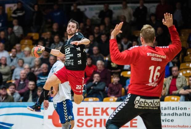 Vyron Papadopoulus 22 vom ASV Hamm-Westfalen beim Wurf waehrend der DKB Handball 2. Bundesliga Begegnung zwischen Dessau-Rosslauer HV 06 und ASV Hamm-Westfalen in der Anhalt Arena am November 12, 2017 in Bauhausstadt Dessau, Sachsen Anhalt, Germany (Photo by Hartmut Boesener Eibner) Bauhausstadt Dessau Copyright: xEibner-Pressefoto HartmutxBoesenerx EP_BOE