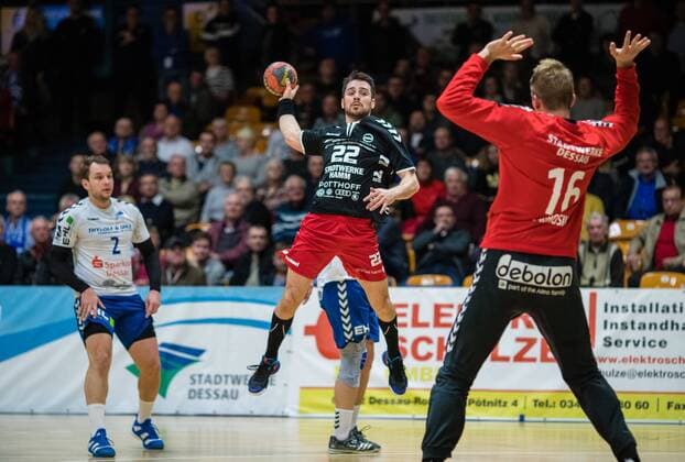 Vyron Papadopoulus 22 vom ASV Hamm-Westfalen beim Wurf waehrend der DKB Handball 2. Bundesliga Begegnung zwischen Dessau-Rosslauer HV 06 und ASV Hamm-Westfalen in der Anhalt Arena am November 12, 2017 in Bauhausstadt Dessau, Sachsen Anhalt, Germany (Photo by Hartmut Boesener Eibner) Bauhausstadt Dessau Copyright: xEibner-Pressefoto HartmutxBoesenerx EP_BOE