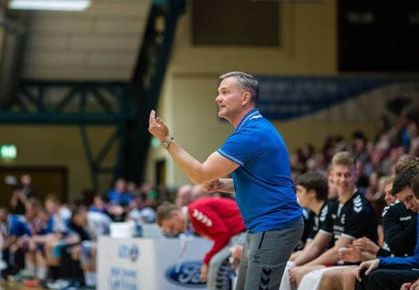 Trainer Kay Rothenspieler vom ASV Hamm-Westfalen an der Seitenlinie waehrend der DKB Handball 2. Bundesliga Begegnung zwischen Dessau-Rosslauer HV 06 und ASV Hamm-Westfalen in der Anhalt Arena am November 12, 2017 in Bauhausstadt Dessau, Sachsen Anhalt, Germany (Photo by Hartmut Boesener Eibner) Bauhausstadt Dessau Copyright: xEibner-Pressefoto HartmutxBoesenerx EP_BOE