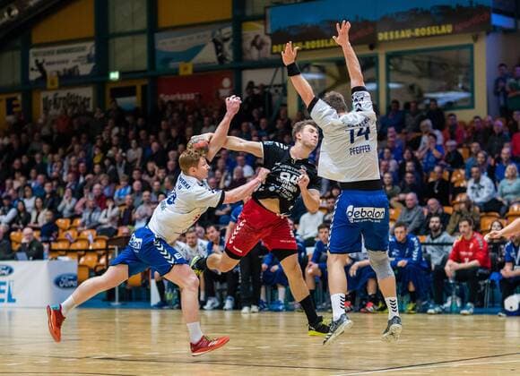 Christoph Neuhold 94 vom ASV Hamm-Westfalen am Ball mit (l) Johannes Wasielewskie 18 of Dessau-Rosslauer HV 06 und (r) Florian Pfeiffer 14 of Dessau-Rosslauer HV 06 waehrend der DKB Handball 2. Bundesliga Begegnung zwischen Dessau-Rosslauer HV 06 und ASV Hamm-Westfalen in der Anhalt Arena am November 12, 2017 in Bauhausstadt Dessau, Sachsen Anhalt, Germany (Photo by Hartmut Boesener Eibner) Bauhausstadt Dessau Copyright: xEibner-Pressefoto HartmutxBoesenerx EP_BOE