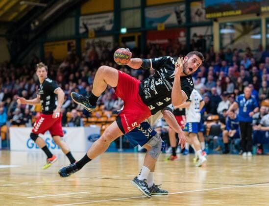 Jan Brosch 5 vom ASV Hamm-Westfalen beim Wurf waehrend der DKB Handball 2. Bundesliga Begegnung zwischen Dessau-Rosslauer HV 06 und ASV Hamm-Westfalen in der Anhalt Arena am November 12, 2017 in Bauhausstadt Dessau, Sachsen Anhalt, Germany (Photo by Hartmut Boesener Eibner) Bauhausstadt Dessau Copyright: xEibner-Pressefoto HartmutxBoesenerx EP_BOE