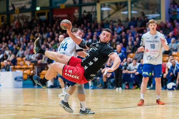 Jan Brosch 5 vom ASV Hamm-Westfalen beim Wurf waehrend der DKB Handball 2. Bundesliga Begegnung zwischen Dessau-Rosslauer HV 06 und ASV Hamm-Westfalen in der Anhalt Arena am November 12, 2017 in Bauhausstadt Dessau, Sachsen Anhalt, Germany (Photo by Hartmut Boesener Eibner) Bauhausstadt Dessau Copyright: xEibner-Pressefoto HartmutxBoesenerx EP_BOE