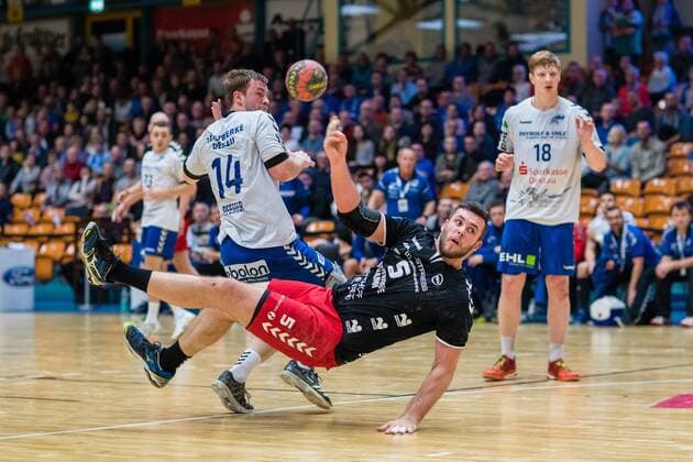 Jan Brosch 5 vom ASV Hamm-Westfalen beim Wurf waehrend der DKB Handball 2. Bundesliga Begegnung zwischen Dessau-Rosslauer HV 06 und ASV Hamm-Westfalen in der Anhalt Arena am November 12, 2017 in Bauhausstadt Dessau, Sachsen Anhalt, Germany (Photo by Hartmut Boesener Eibner) Bauhausstadt Dessau Copyright: xEibner-Pressefoto HartmutxBoesenerx EP_BOE