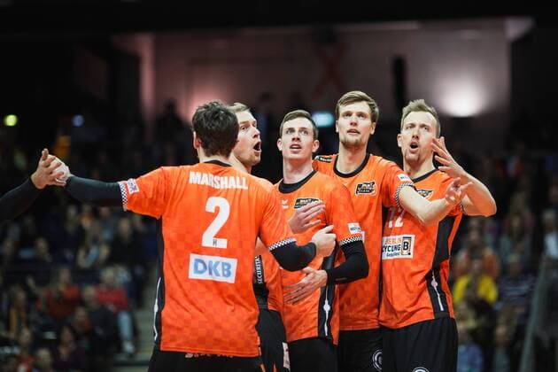 Berlin, Deutschland, 12.11.2017: Steven Marshall (BR Volleys 2), Sebastian Kühner Kuehner (BR Volleys 10), Graham Vigrass (BR Volleys 8), Robert Kromm (BR Volleys 3) und Paul Carroll (BR Volleys 12) unzufrieden beim Spiel der Volleyball Bundesliga Saison 2017 2018 zwischen Berlin Recycling Volleys - SVG Lüneburg.