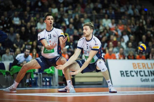 Berlin, Deutschland, 12.11.2017: Ryan Sclater (Lüneburg 15) und Cody Kessel (Lüneburg 5) verfehlen den Ball beim Spiel der Volleyball Bundesliga Saison 2017 2018 zwischen Berlin Recycling Volleys - SVG Lüneburg.