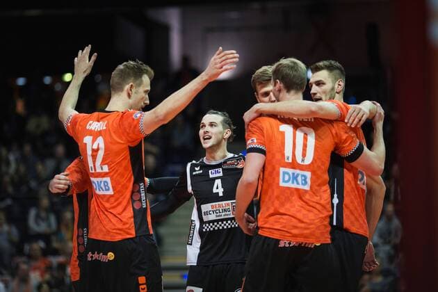 Berlin, Deutschland, 12.11.2017: Jubel Paul Carroll (BR Volleys 12), Luke Perry (BR Volleys 4), Robert Kromm (BR Volleys 3), Sebastian Kühner Kuehner (BR Volleys 10), Aleksandar Okolic (BR Volleys 1) beim Spiel der Volleyball Bundesliga Saison 2017 2018 zwischen Berlin Recycling Volleys - SVG Lüneburg.