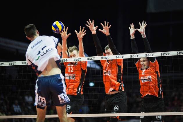 Berlin, Deutschland, 12.11.2017: Ryan Sclater (Lüneburg 15) gegen den Block aus Paul Carroll (BR Volleys 12), Graham Vigrass (BR Volleys 8), Steven Marshall (BR Volleys 2) beim Spiel der Volleyball Bundesliga Saison 2017 2018 zwischen Berlin Recycling Volleys - SVG Lüneburg.
