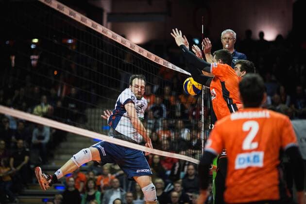 Bilder des Tages - SPORT Berlin, Deutschland, 12.11.2017: Matthias Pompe (Lüneburg 10) gegen den Block aus Graham Vigrass (BR Volleys 8) und Pierre Pujol (BR Volleys 18) beim Spiel der Volleyball Bundesliga Saison 2017 2018 zwischen Berlin Recycling Volleys - SVG Lüneburg.