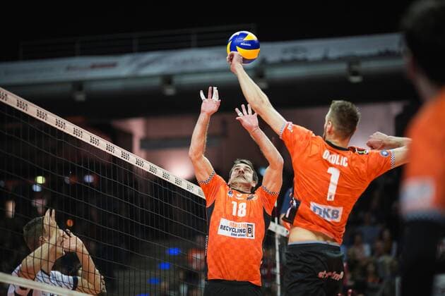 Berlin, Deutschland, 12.11.2017: Pierre Pujol (BR Volleys 18) spielt zu Aleksandar Okolic (BR Volleys 1) beim Spiel der Volleyball Bundesliga Saison 2017 2018 zwischen Berlin Recycling Volleys - SVG Lüneburg.