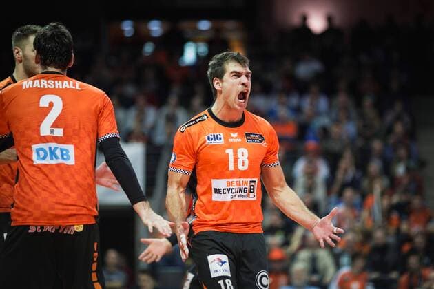 Berlin, Deutschland, 12.11.2017: Pierre Pujol (BR Volleys 18) beim Spiel der Volleyball Bundesliga Saison 2017 2018 zwischen Berlin Recycling Volleys - SVG Lüneburg.