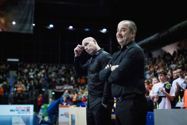 Berlin, Deutschland, 12.11.2017: Trainer Luke Reynolds (BR Volleys) und Co-Trainer Manilo Puxeddu (BR Volleys) beim Spiel der Volleyball Bundesliga Saison 2017 2018 zwischen Berlin Recycling Volleys - SVG Lüneburg.