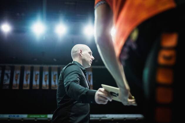 Berlin, Deutschland, 12.11.2017: Trainer Luke Reynolds (BR Volleys) beim Spiel der Volleyball Bundesliga Saison 2017 2018 zwischen Berlin Recycling Volleys - SVG Lüneburg.