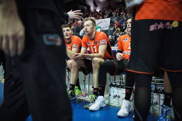 Berlin, Deutschland, 12.11.2017: Aleksandar Okolic (BR Volleys 1), Paul Carroll (BR Volleys 12), Steven Marshall (BR Volleys 2) beim Spiel der Volleyball Bundesliga Saison 2017 2018 zwischen Berlin Recycling Volleys - SVG Lüneburg.