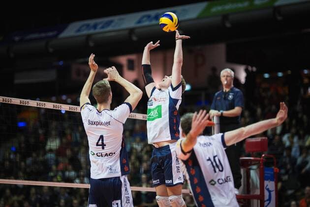 Berlin, Deutschland, 12.11.2017: Noah Baxpöhler (Lüneburg 4), Gijs van Solkema (Lüneburg 2), Matthias Pompe (Lüneburg 10) beim Spiel der Volleyball Bundesliga Saison 2017 2018 zwischen Berlin Recycling Volleys - SVG Lüneburg.