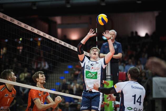 Berlin, Deutschland, 12.11.2017: Gijs van Solkema (Lüneburg 2) beim Spiel der Volleyball Bundesliga Saison 2017 2018 zwischen Berlin Recycling Volleys - SVG Lüneburg.