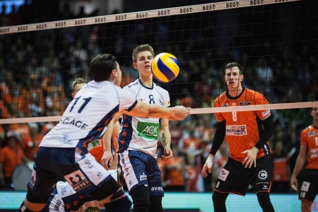Berlin, Deutschland, 12.11.2017: Adam Kocian (Lüneburg 8), Raymond Szeto (Lüneburg 11) beim Spiel der Volleyball Bundesliga Saison 2017 2018 zwischen Berlin Recycling Volleys - SVG Lüneburg.
