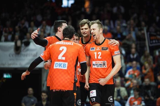Berlin, Deutschland, 12.11.2017: Adam Kocian (Lüneburg 8), Gijs van Solkema (Lüneburg 2), Roy Ching (Lüneburg 18), l3 , Florian Krage (Lüneburg 12) beim Spiel der Volleyball Bundesliga Saison 2017 2018 zwischen Berlin Recycling Volleys - SVG Lüneburg.