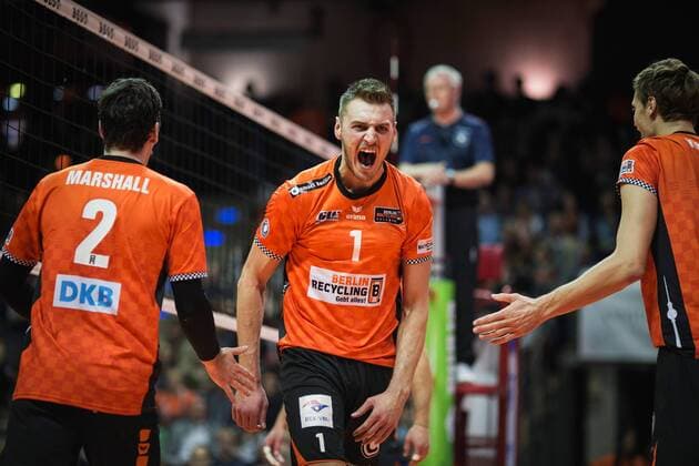 Berlin, Deutschland, 12.11.2017: Aleksandar Okolic (BR Volleys 1) beim Spiel der Volleyball Bundesliga Saison 2017 2018 zwischen Berlin Recycling Volleys - SVG Lüneburg.
