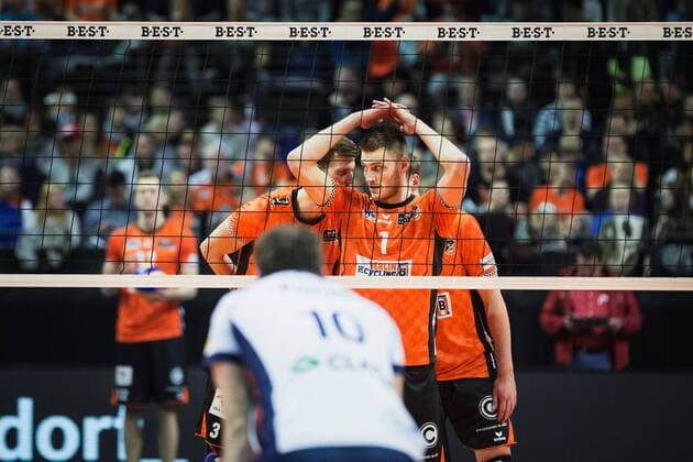 Berlin, Deutschland, 12.11.2017: Robert Kromm (BR Volleys 3) gibt Anweisungen an Aleksandar Okolic (BR Volleys 1) beim Spiel der Volleyball Bundesliga Saison 2017 2018 zwischen Berlin Recycling Volleys - SVG Lüneburg.