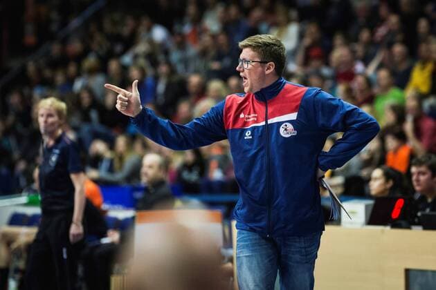 Berlin, Deutschland, 12.11.2017: Stefan Hübner Huebner (Lüneburg) beim Spiel der Volleyball Bundesliga Saison 2017 2018 zwischen Berlin Recycling Volleys - SVG Lüneburg.