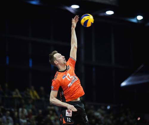 Berlin, Deutschland, 12.11.2017: Paul Carroll (BR Volleys 12) beim Spiel der Volleyball Bundesliga Saison 2017 2018 zwischen Berlin Recycling Volleys - SVG Lüneburg.