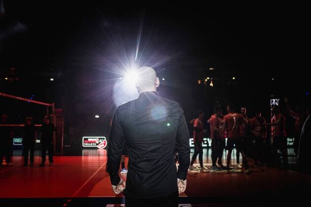 Berlin, Deutschland, 12.11.2017: Trainer Luke Reynolds (BR Volleys) beim Spiel der Volleyball Bundesliga Saison 2017 2018 zwischen Berlin Recycling Volleys - SVG Lüneburg.