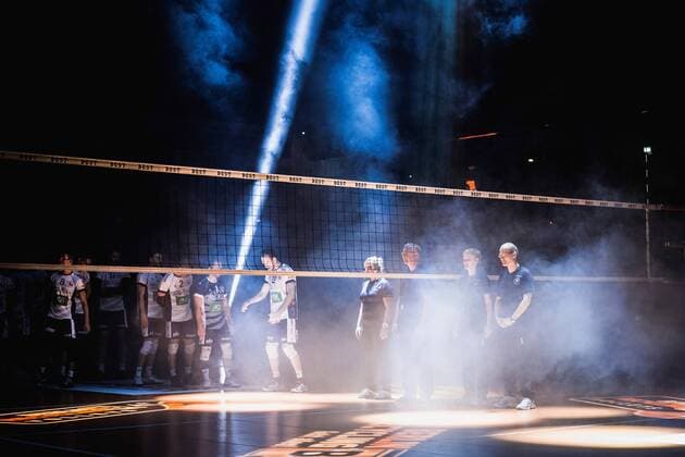 Berlin, Deutschland, 12.11.2017: Schiedsrichter und Lüneburger Spieler warten vor dem Spiel beim Spiel der Volleyball Bundesliga Saison 2017 2018 zwischen Berlin Recycling Volleys - SVG Lüneburg.
