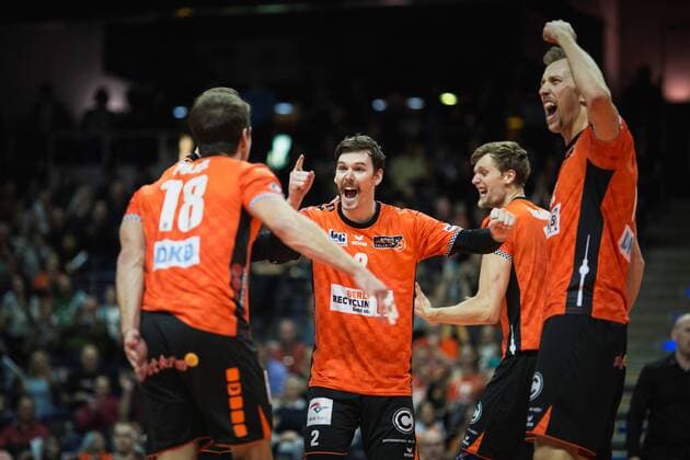 Berlin, Deutschland, 12.11.2017: v.li. Pierre Pujol (BR Volleys 18), Steven Marshall (BR Volleys 2), Robert Kromm (BR Volleys 3), Paul Carroll (BR Volleys 12) beim Spiel der Volleyball Bundesliga Saison 2017 2018 zwischen Berlin Recycling Volleys - SVG Lüneburg.