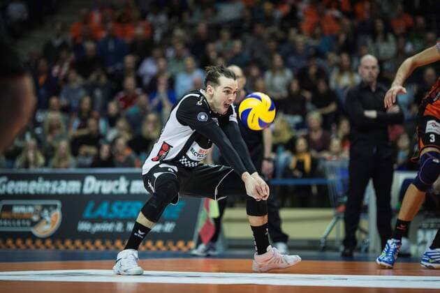 Berlin, Deutschland, 12.11.2017: Luke Perry (BR Volleys 4) beim Spiel der Volleyball Bundesliga Saison 2017 2018 zwischen Berlin Recycling Volleys - SVG Lüneburg.